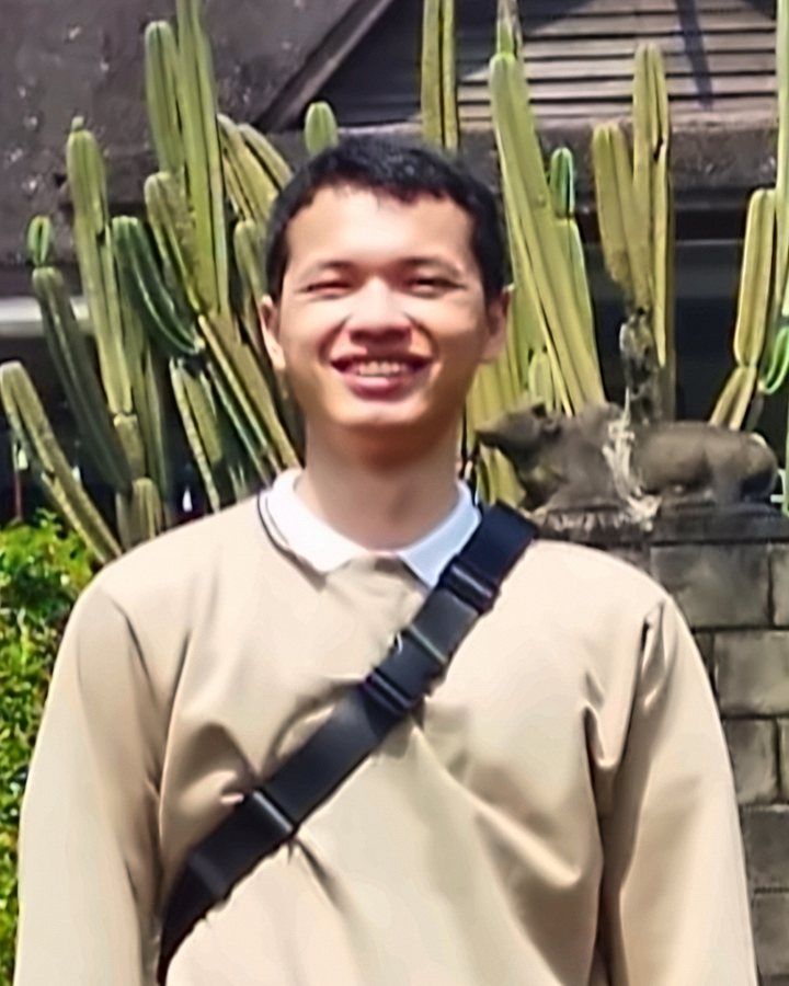 Danis Satrianto, pendiri dan CEO RealAIState, tersenyum di depan taman kaktus.